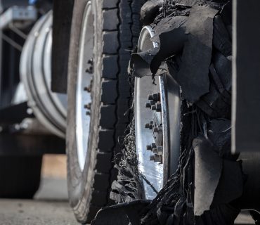 WHAT TO DO IF YOUR BIG RIG HAS TROUBLE